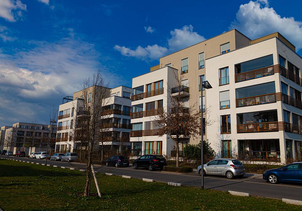 Moderne Mehrfamilienhäuser in Frankfurt mit Balkonen und Tiefgaragenzufahrt in ruhiger Wohnlage
