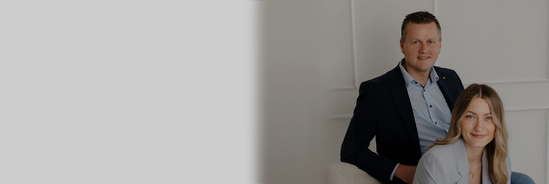 Peter Vogt und Kollegin im professionellen Studio-Portrait – Immobilienberatung mit Persönlichkeit