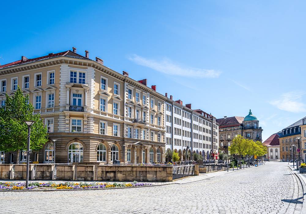 Historische Gebäude am Marktplatz von Bayreuth bei Sonnenschein und blauem Himmel