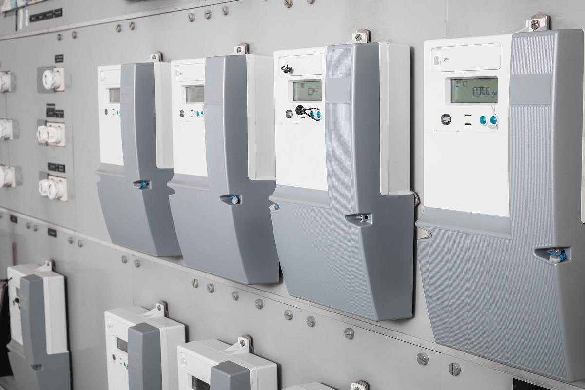 Reihe moderner Smart Meter in einem Verteilerschrank – digitale Stromzähler zur intelligenten Energieerfassung.