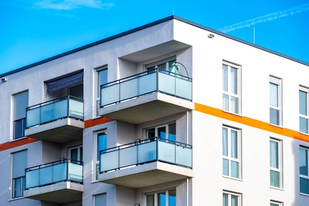 Moderne Wohnhäuser mit Balkonen in Frankfurt am Main.