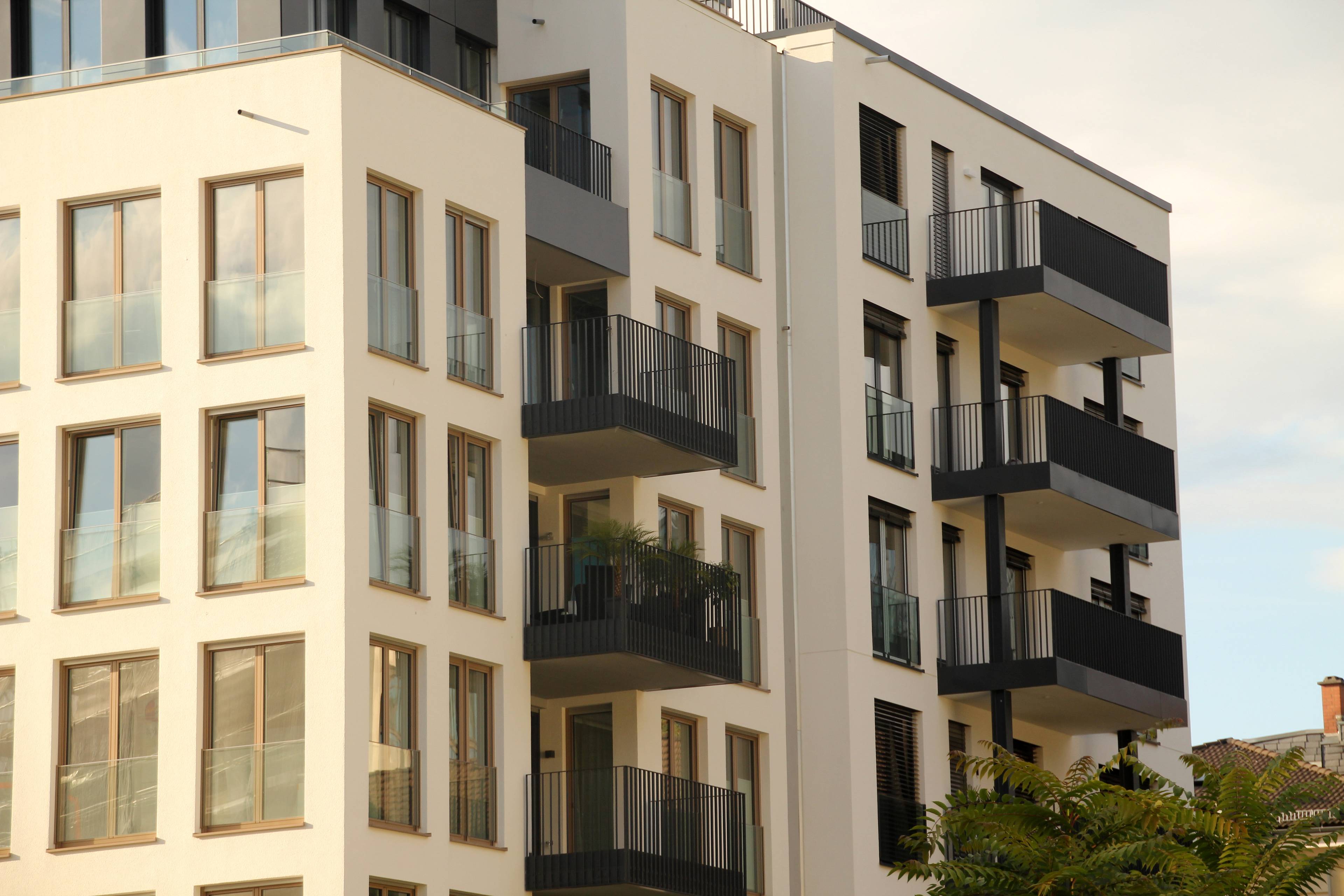 Neubau-Mehrfamilienhaus mit Balkonen in Frankfurt am Main.