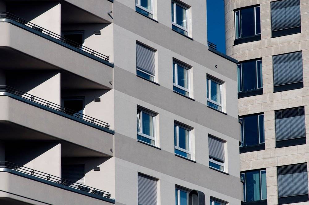 Fassade eines modernen Mehrfamilienhauses in Frankfurt am Main.