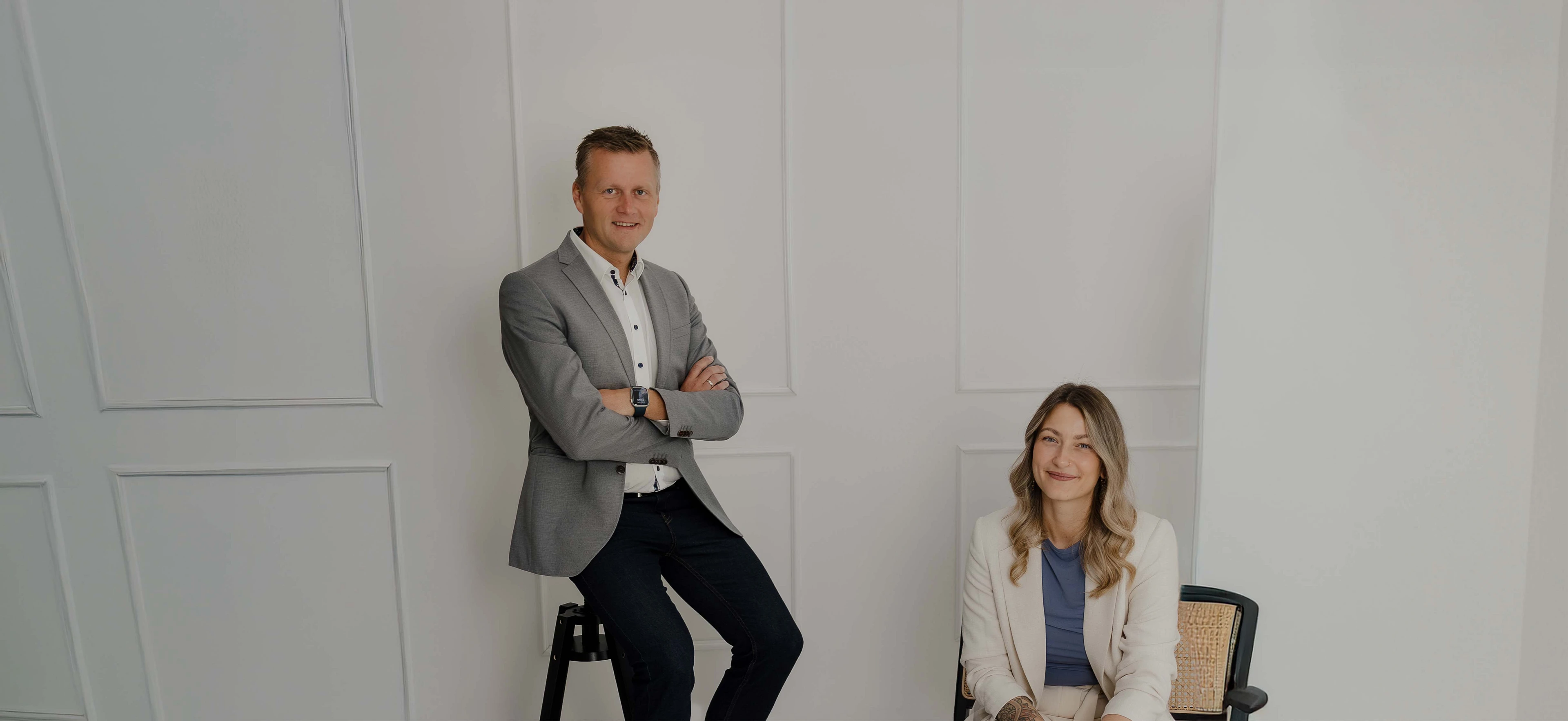 Peter Vogt und seine Mitarbeiterin in einem modernen, hellen Studio-Setting – ein professionelles Gruppenfoto, das Teamgeist, Kompetenz und den modernen Markenauftritt von Peter Vogt unterstreicht.
