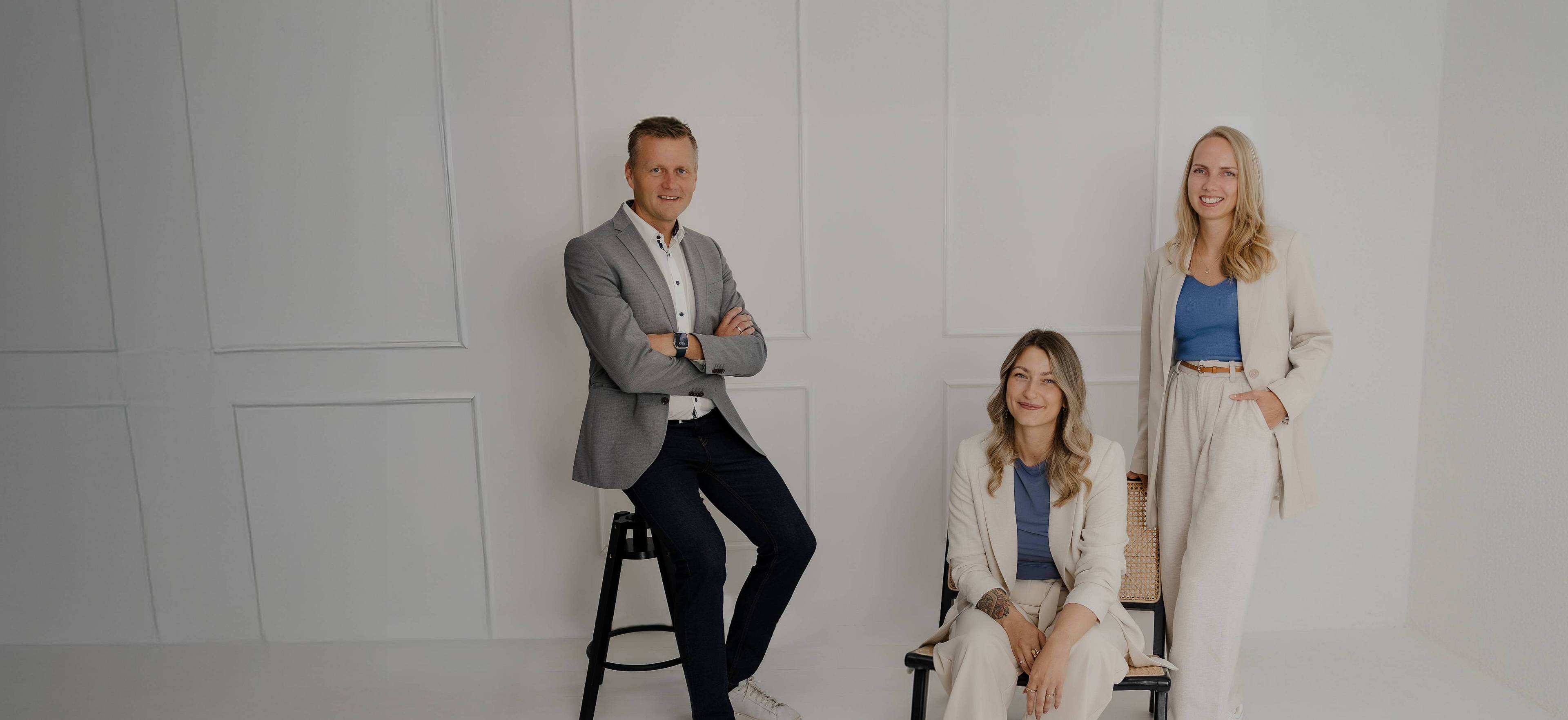 Peter Vogt und sein Team in einem modernen, hellen Studio-Setting – ein professionelles Gruppenfoto, das Teamgeist, Kompetenz und den modernen Markenauftritt von Peter Vogt unterstreicht.