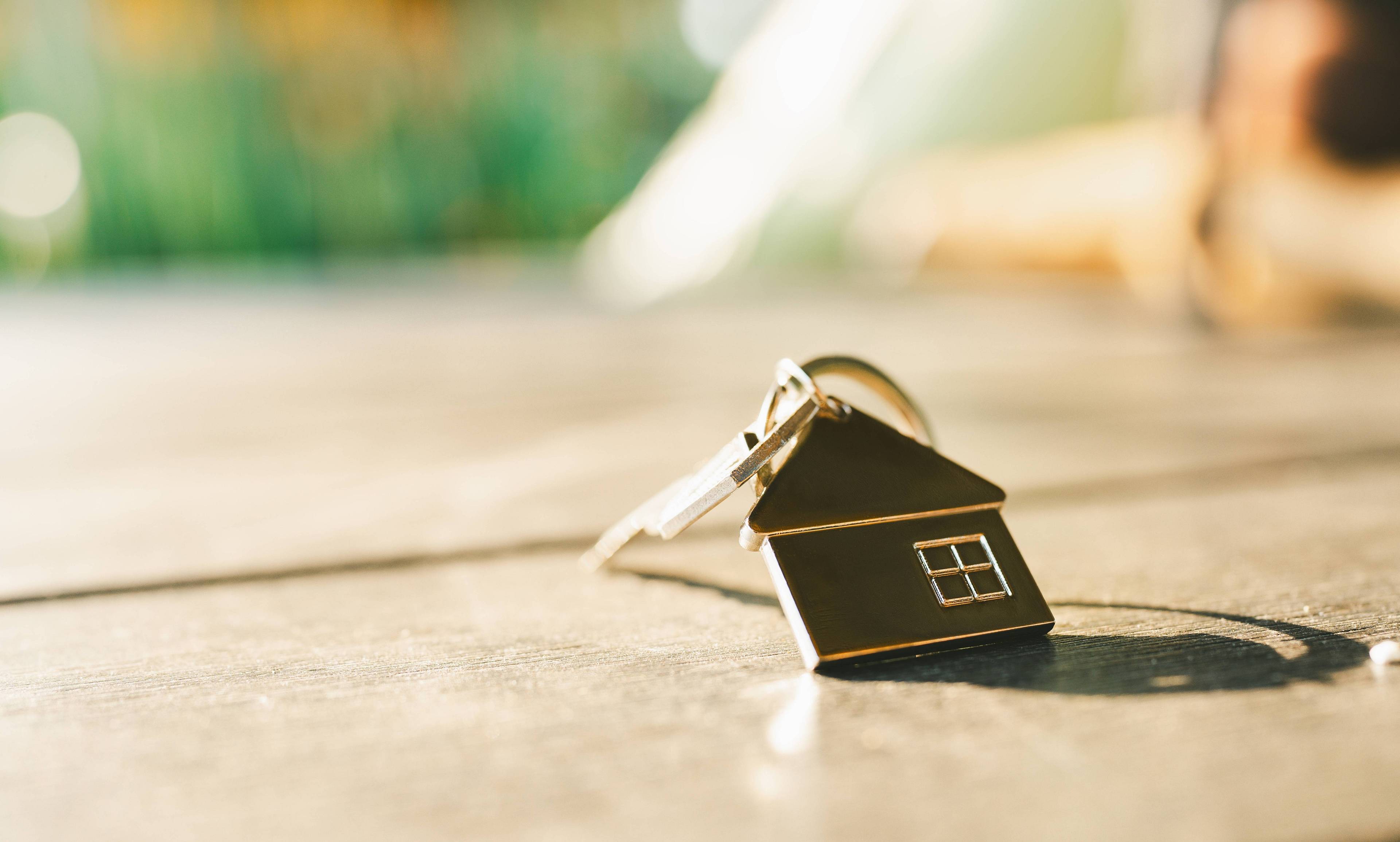 Schlüsselbund mit Hausanhänger als Symbol für eine erfolgreich vermittelte Immobilie bei Peter Vogt Immobilien