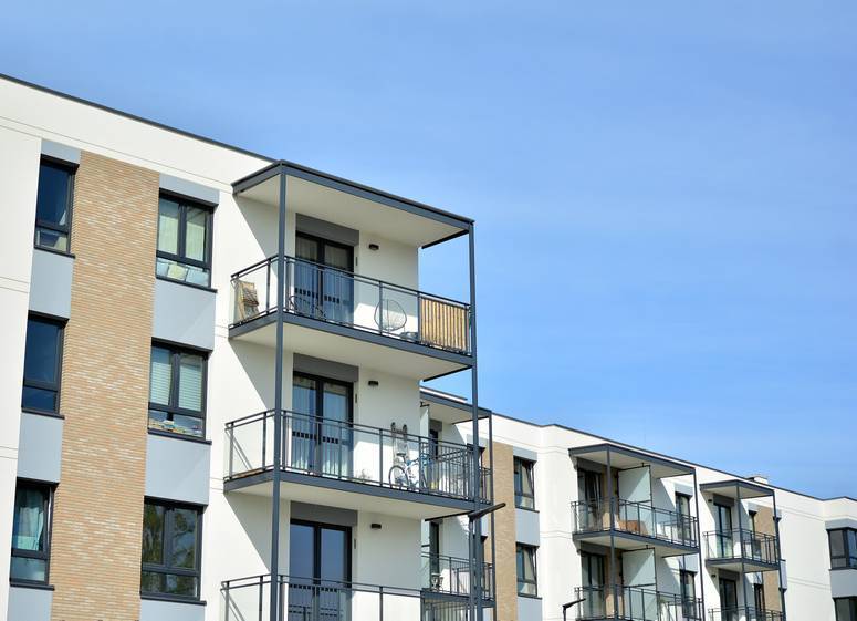 Moderne Wohnanlage mit Balkonen und mehreren Wohneinheiten als Beispiel für renditestarke Kapitalanlage im Immobilienbereich