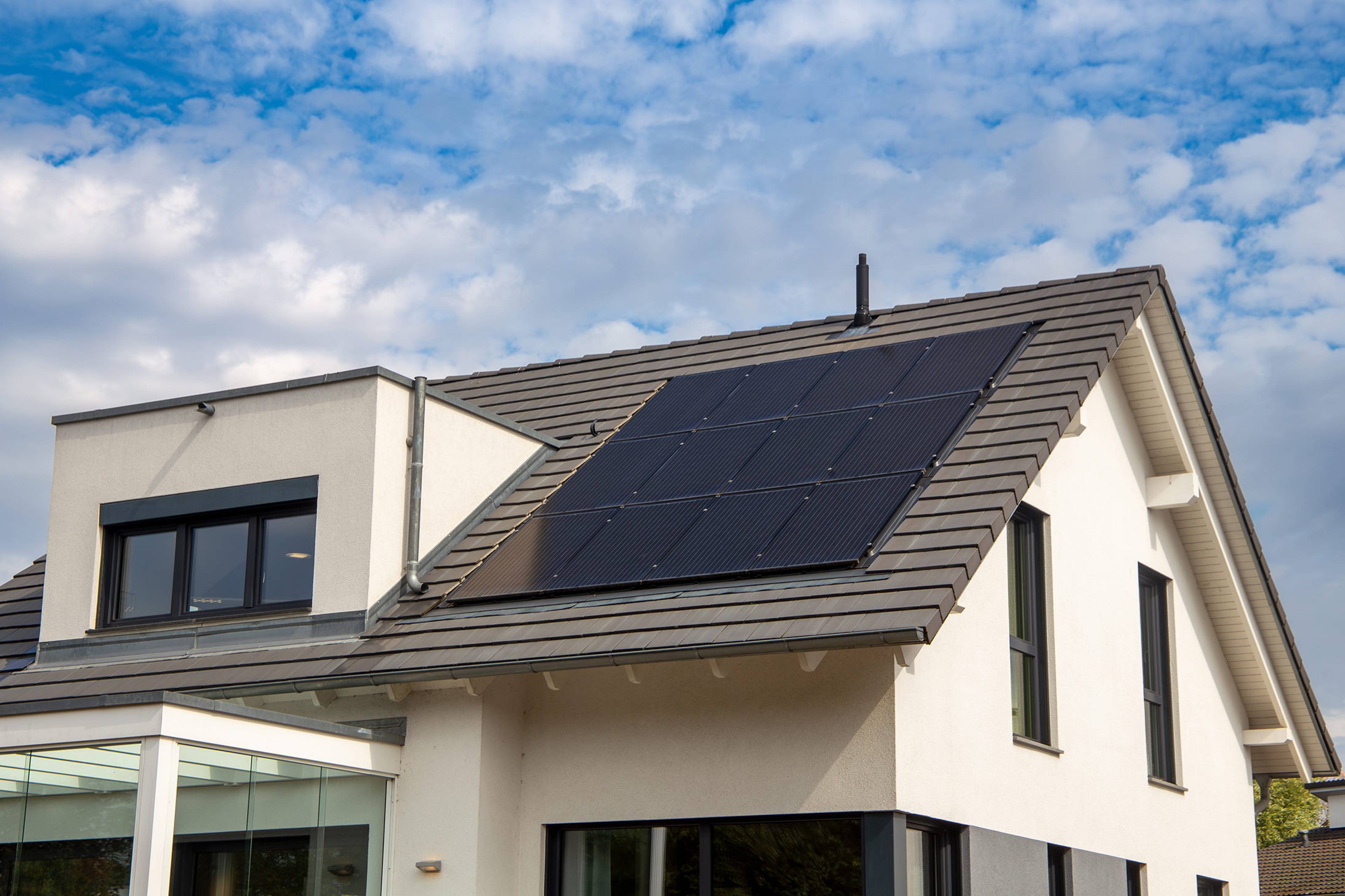 Modernes Einfamilienhaus mit Photovoltaikanlage auf dem Dach in Bayreuth
