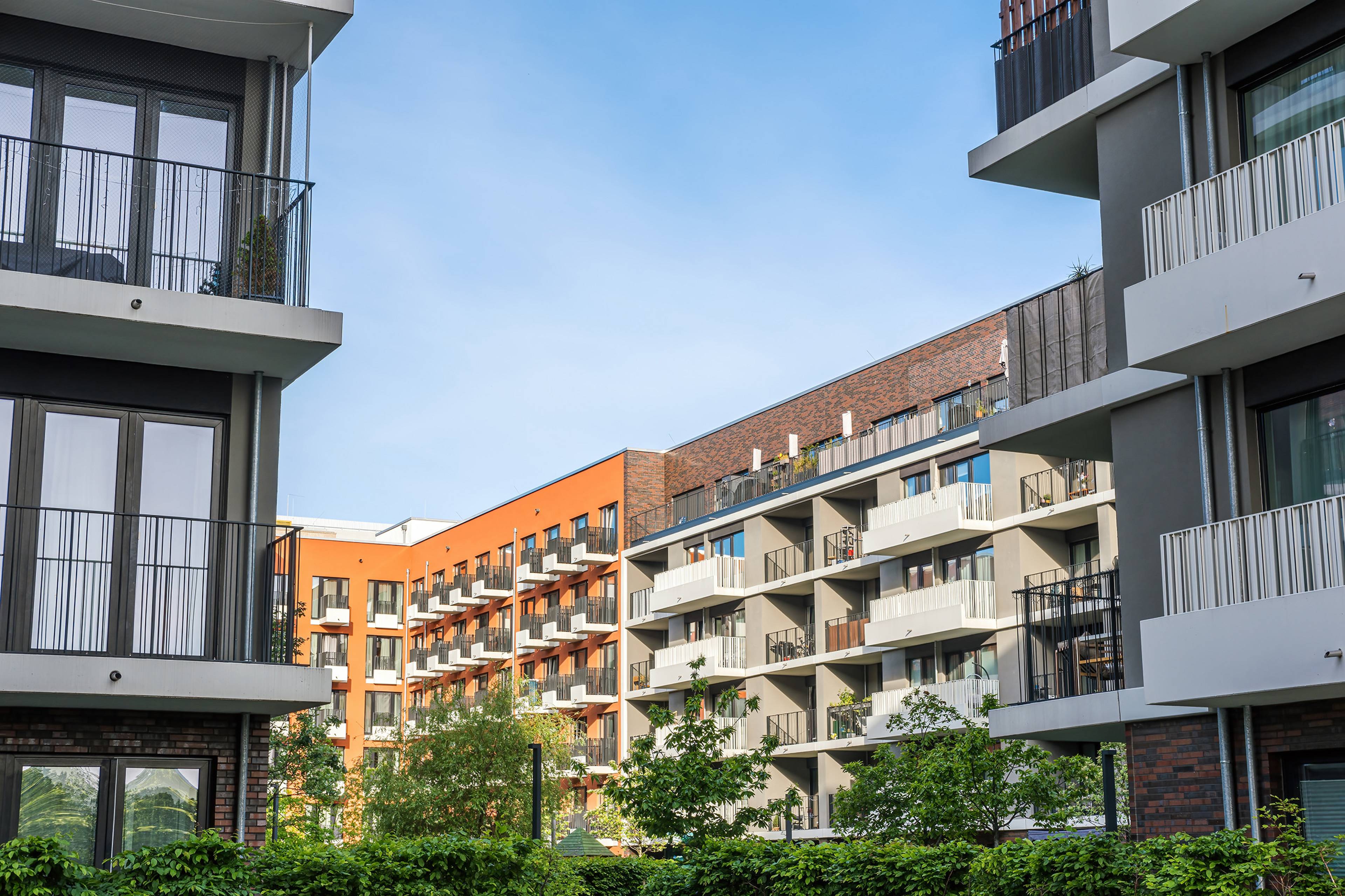 Moderne Wohnanlage mit mehreren Eigentumswohnungen und Balkonen in Bayreuth