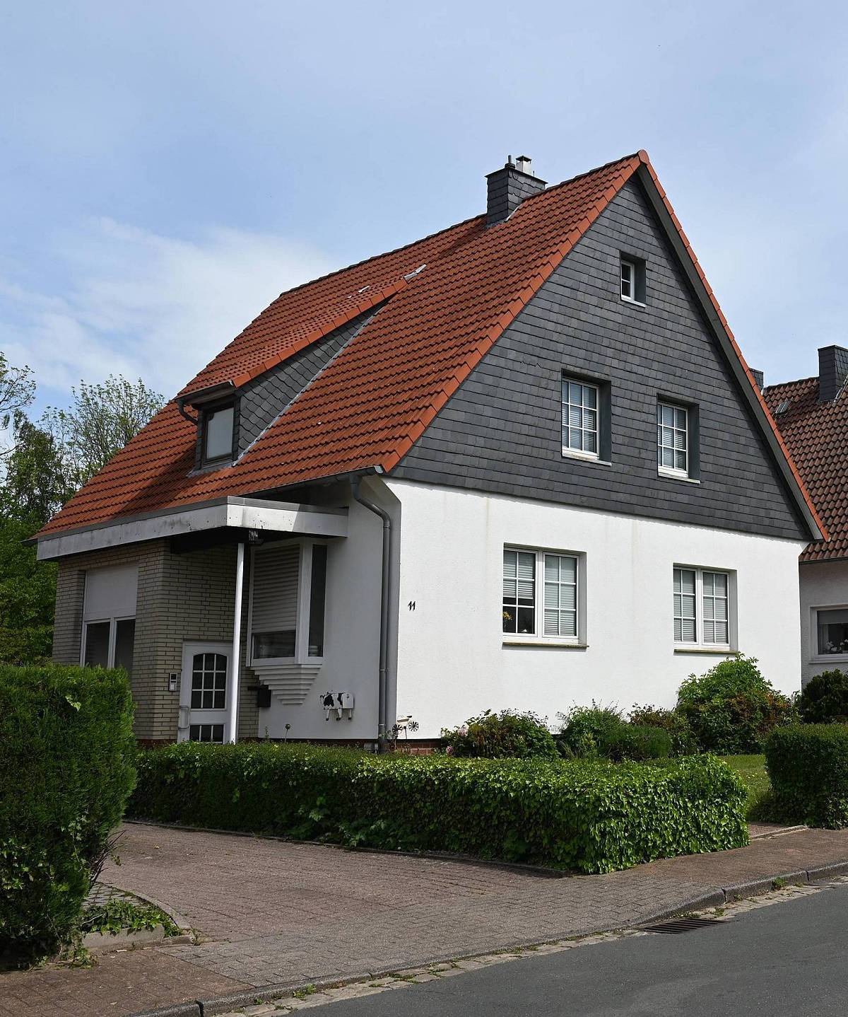 Freistehendes Einfamilienhaus mit rotem Satteldach und gepflegtem Vorgarten in Bayreuth