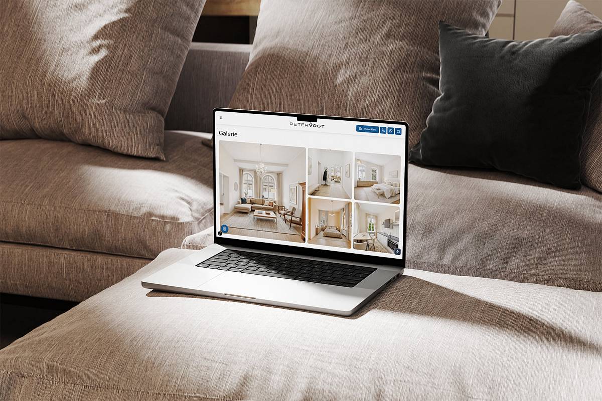 Laptop mit Immobilienangeboten auf einem Sofa – digitale Immobiliensuche für Häuser und Wohnungen in Bayreuth