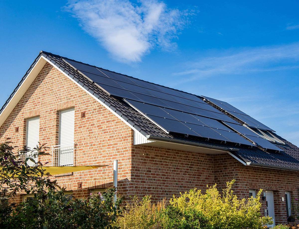 Einfamilienhaus mit großer Photovoltaikanlage auf dem Dach in Bayreuth