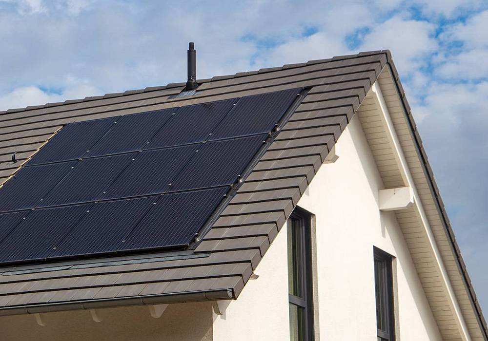 Modernes Einfamilienhaus mit Photovoltaikanlage auf dem Dach in Bayreuth