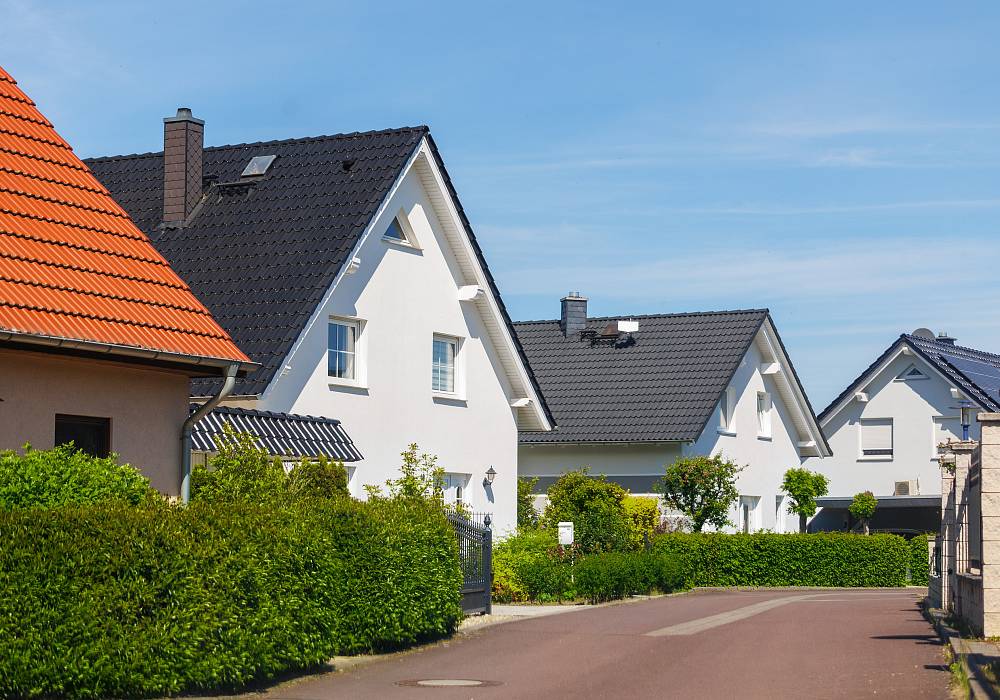 Ruhige Wohnstraße mit Einfamilienhäusern und gepflegten Gärten in Bayreuth