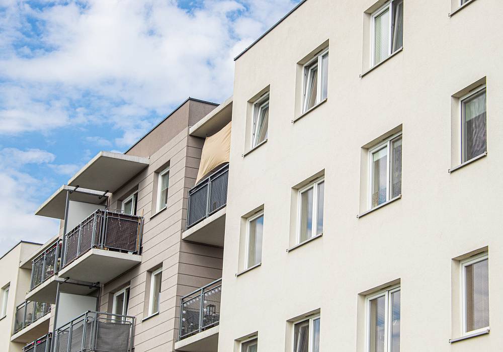 Mehrfamilienhaus mit Balkonen und moderner Fassade in Bayreuth