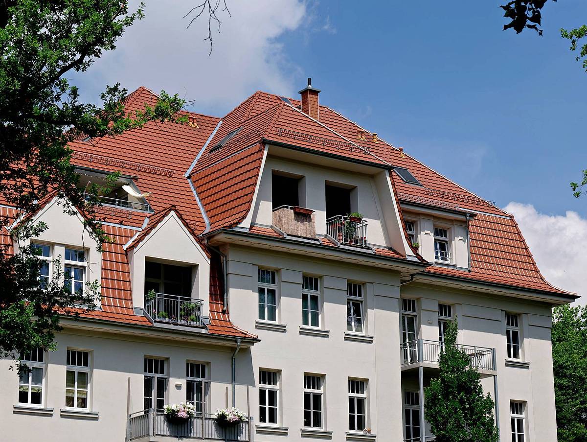 Mehrfamilienhaus mit rotem Ziegeldach und Balkonen in Bayreuth