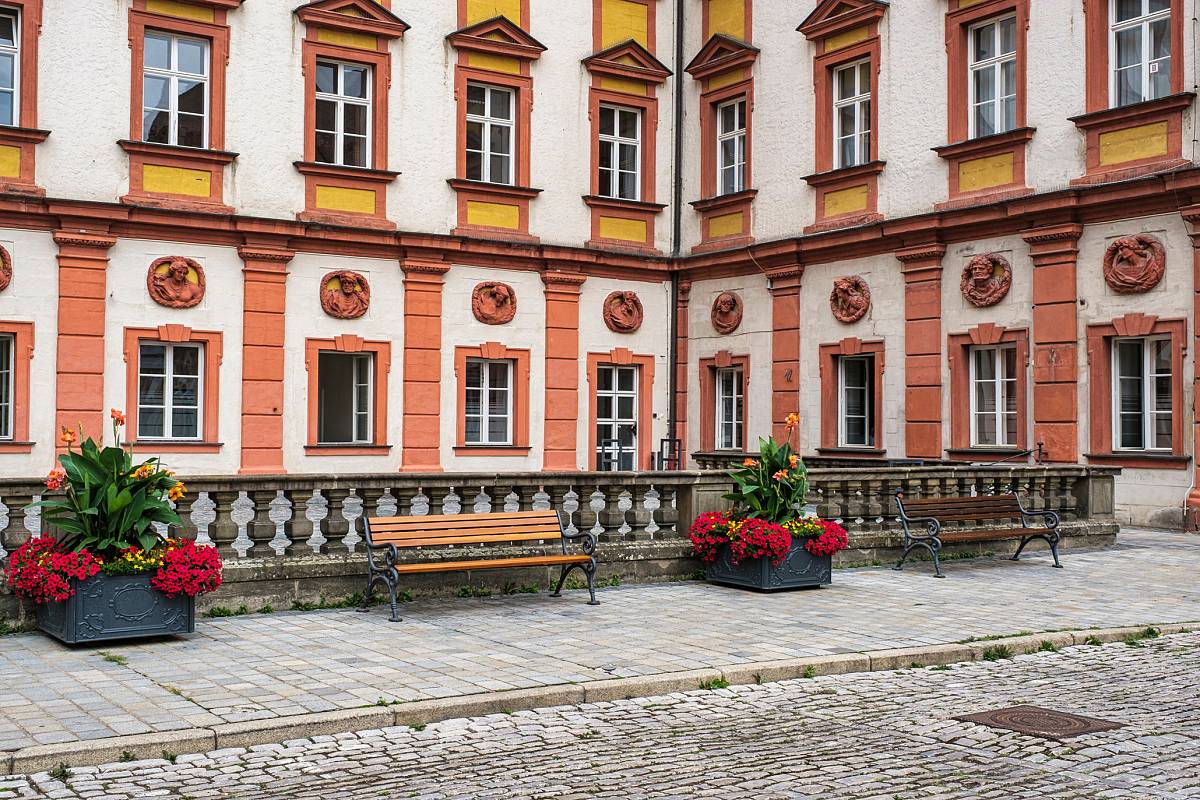 Historische Gebäudefassade mit Innenhof und Sitzbänken in Bayreuth