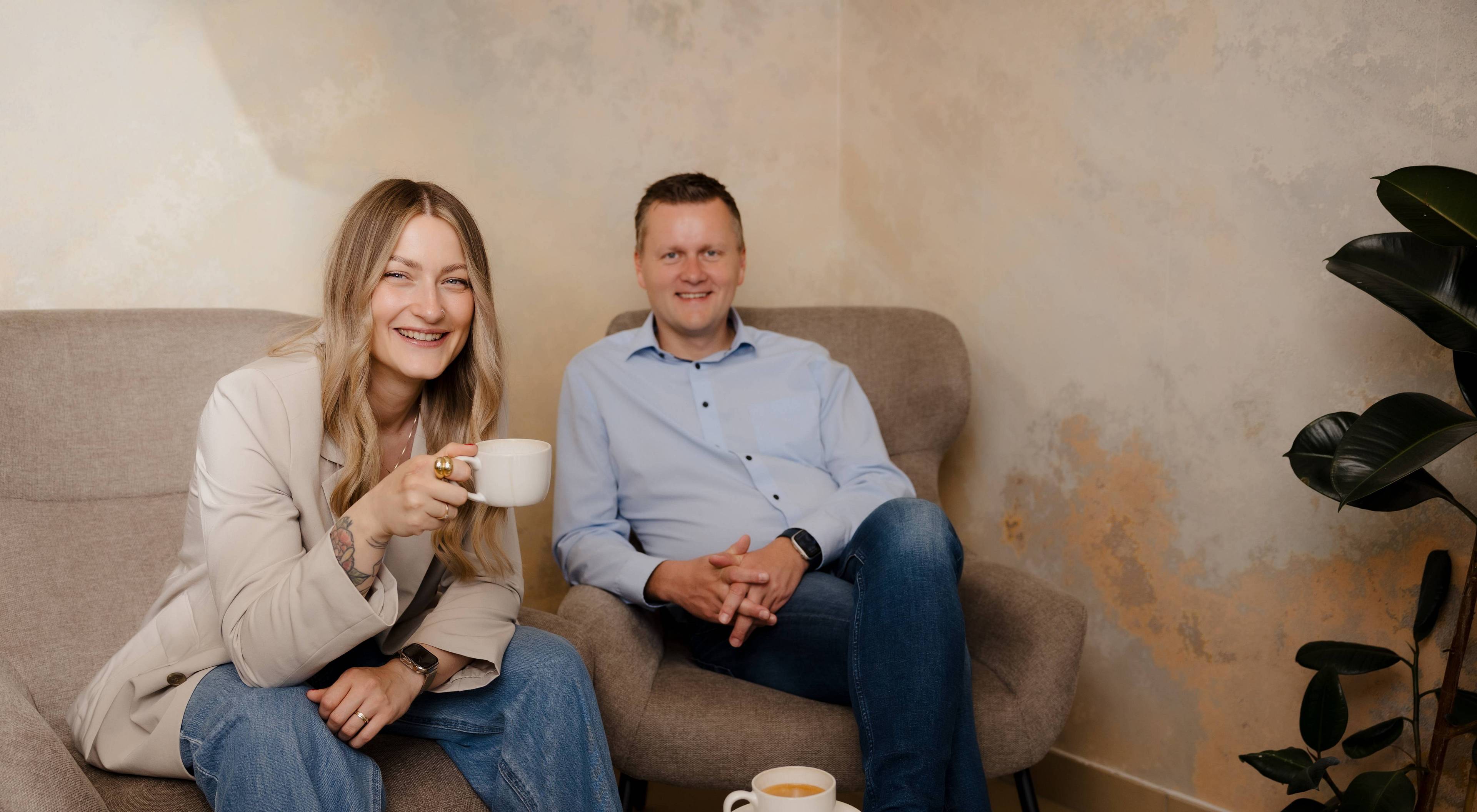 Modernes Immobilienbüro mit stilvollem Interieur und Arbeitsplatz,  Team von Peter Vogt Immobilien beim Kaffeetrinken