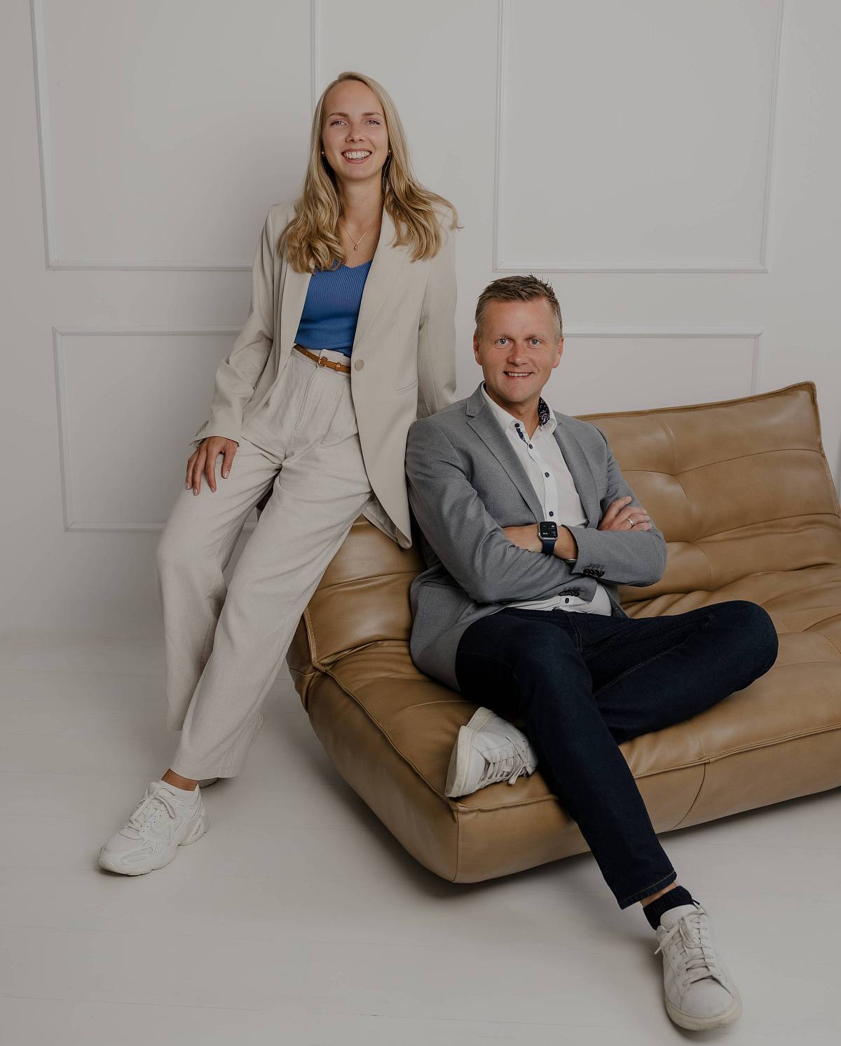 ChatGPT:  Peter Vogt und Eveline in modernem, hellen Setting – ein harmonisches, professionelles Porträt, das Vertrauen, Kompetenz und den hochwertigen Markenauftritt von Peter Vogt vermittelt.