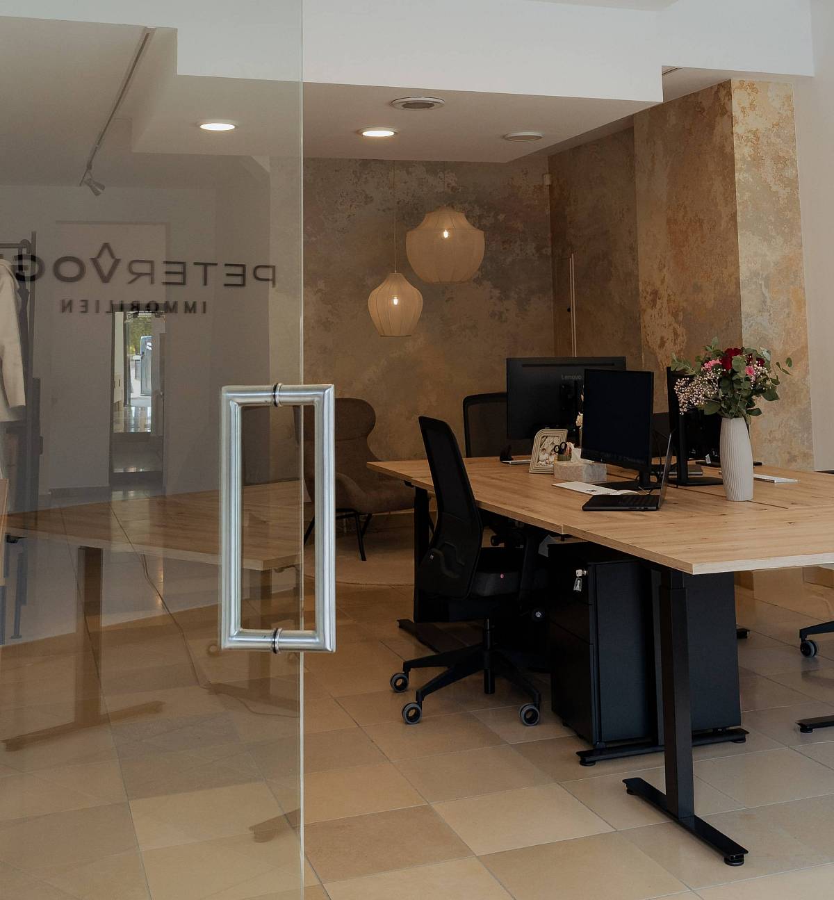 Moderner Büroarbeitsplatz im Innenraum von Peter Vogt Immobilien in Bayreuth