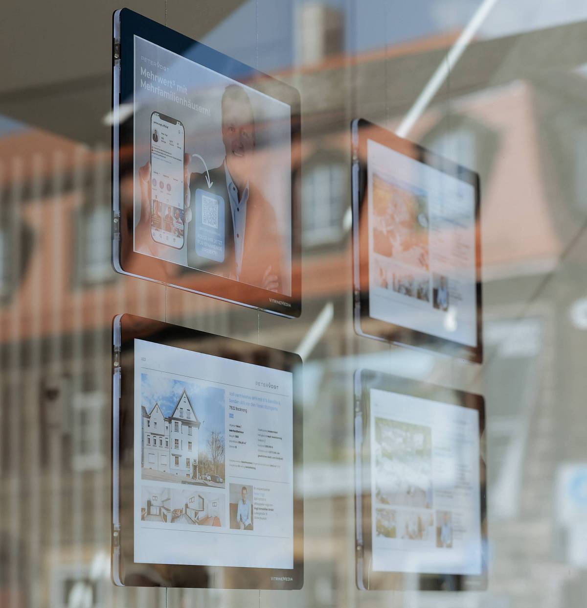 Digitale Immobilienanzeigen im Schaufenster von Peter Vogt Immobilien in Bayreuth