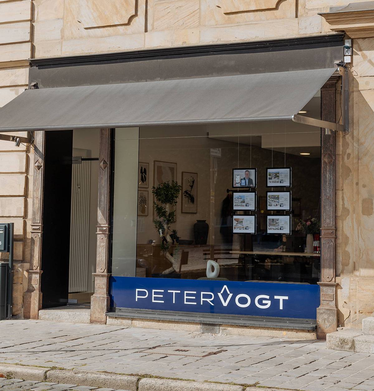 Außenansicht des Büros von Peter Vogt Immobilien in Bayreuth mit Schaufenster und Firmenlogo