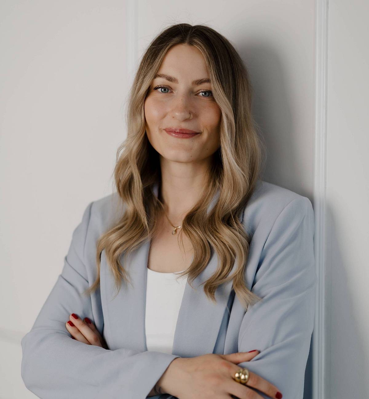 Lejla im Portrait – sympathisch und professionell in der Immobilienberatung.