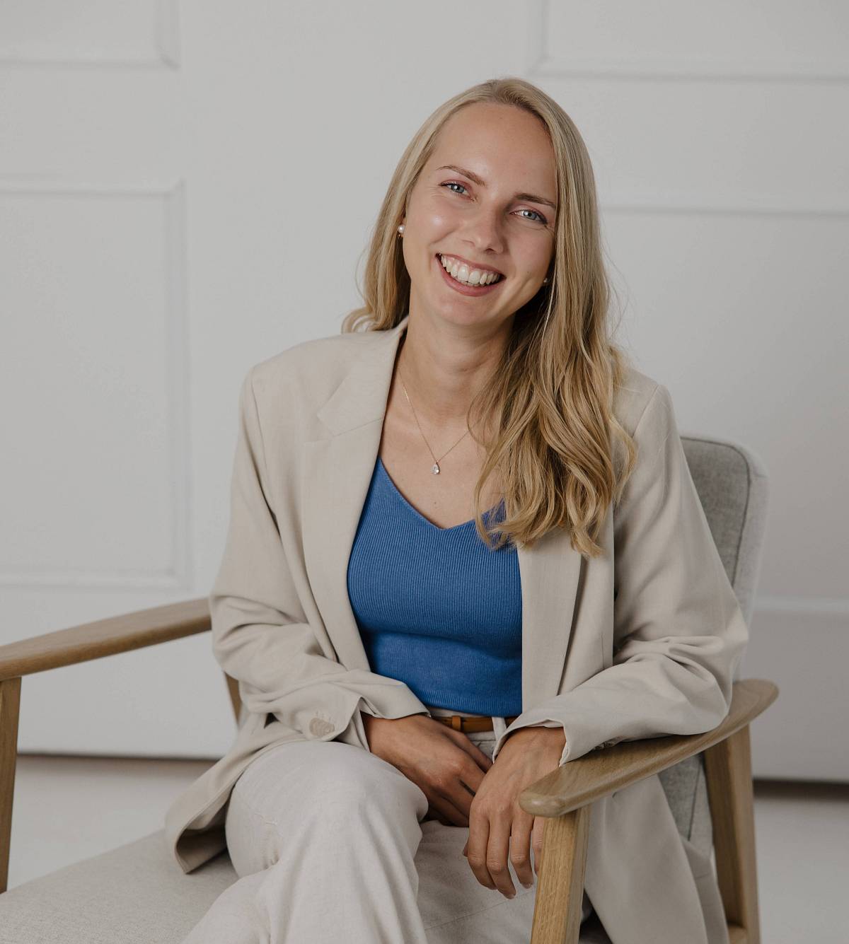 ChatGPT:  Das Bild zeigt Eveline in einem hellen, modernen Ambiente. Mit ihrem offenen Lächeln, dem beigen Hosenanzug und dem blauen Oberteil wirkt sie sympathisch, professionell und authentisch. Ihre entspannte Haltung vermittelt Vertrauen und Kompetenz – perfekt passend zum Markenauftritt von Peter Vogt.