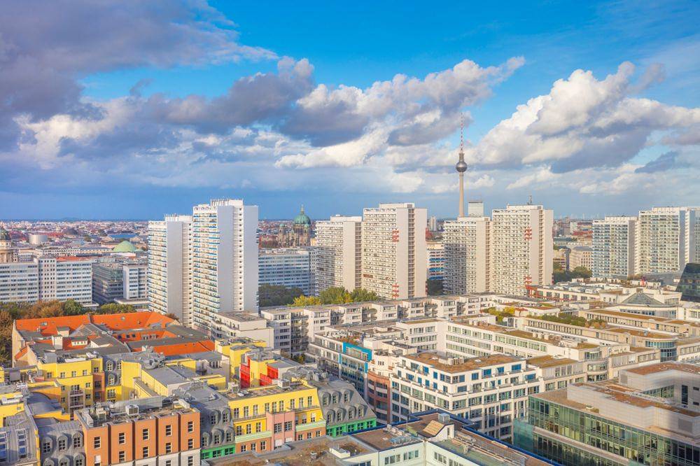 Blick über das Berliner Stadtzentrum mit Fernsehturm und moderner Bebauung